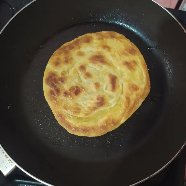 Panggang roti maryam dengan api kecil hingga matang kedua sisinya.