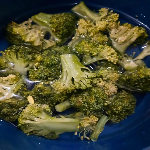Cuci bersih brokoli, rendam dengan air garam sekitar 15 menit dan cuci bersih.