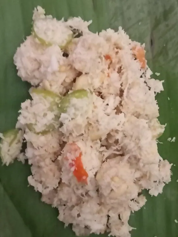 Siapkan daun pisang, lalu taruh 2 sdm tempe ke daun. Kemudian bungkus hingga semuanya habis.