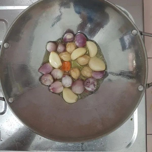 Kemudian goreng bawang merah, bawang putih, kemiri dan kunyit hingga layu
