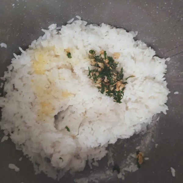 Campurkan nasi, bawang putih, dan daun jeruk beserta minyak. Bumbui dengan kaldu bubuk, jika nasi masih panas, diamkan dulu hingga uap panas hilang.
