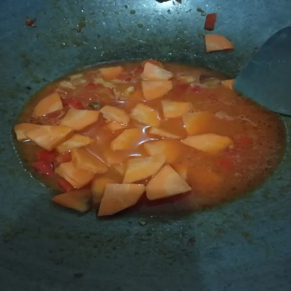 Tambahkan air lalu masukkan wortel. Masak hingga wortel setengah matang.