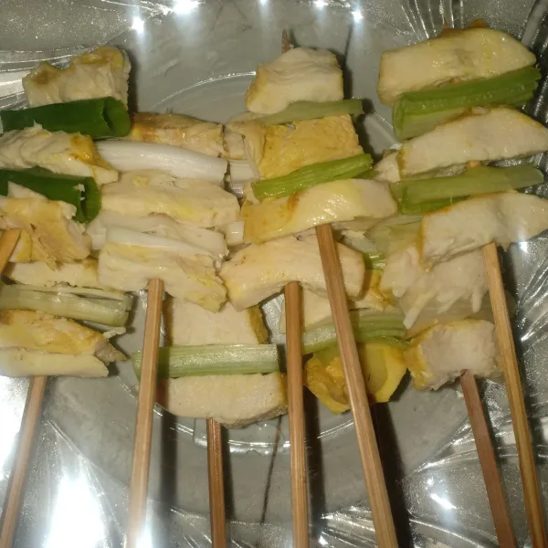 Potong kecil-kecil ukuran sesuai selera ayam dan daun pre nya. Kemudian tusuk dengan tusuk sate selang seling.