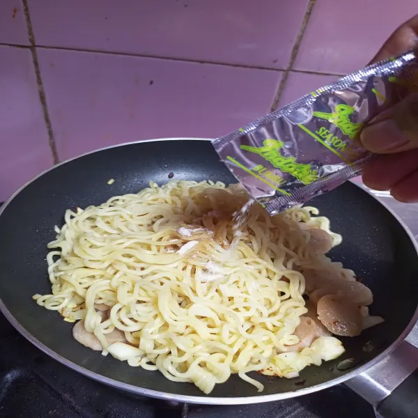 Masukkan mie dan bumbu dari mie, lalu aduk rata.