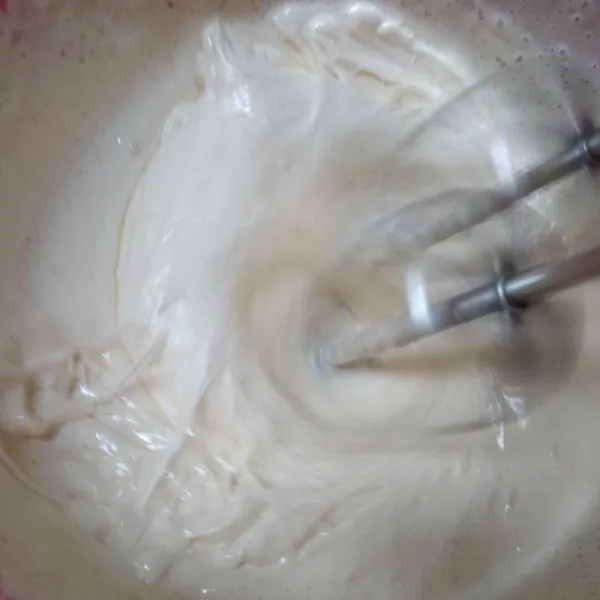 Kocok gula dan telur hingga mengembang dan kental, lalu masukkan vanilla extrak dan aduk rata.