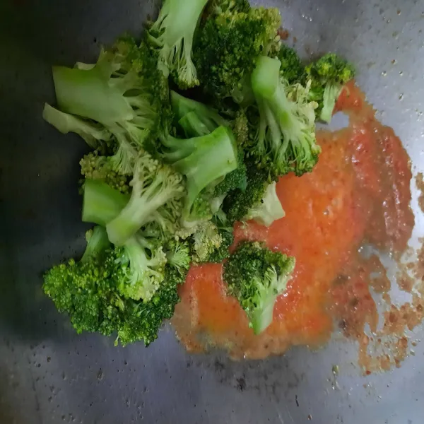 Setelah itu masukkan brokoli, beri air sedikit.