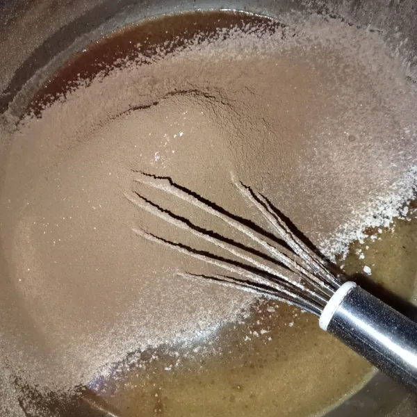 masukkan tepung terigu,maizena dan cokelat bubuk sambil diayak lalu aduk rata.