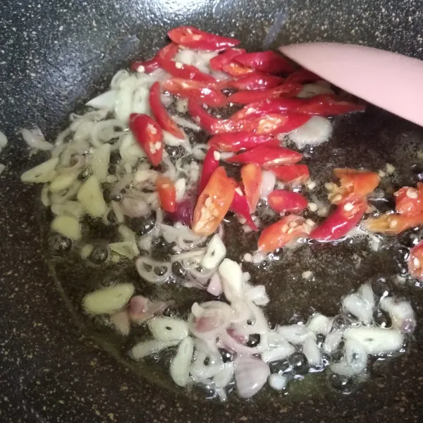 Tumis bawang merah dan bawang putih hingga harum, masukkan cabai, aduk rata