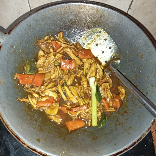 Masukkan semua bumbu lain kecuali daun bawang, aduk rata, masak sampai asat, tes rasa