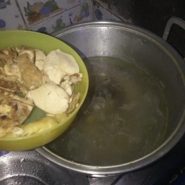 Rebus ayam minimal 30 menit dengan daun salam, sisihkan ayam. Ambil air kaldu 700 ml untuk dijadikan kuah kuning.