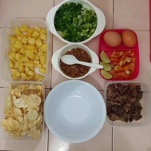 Lalu siapkan semua bahan daging, kentang, daun bawang, telur, emping, bawang goreng, jeruk nipis, tomat kemudian racik dimangkok lalu tuang kuah soto betawi.