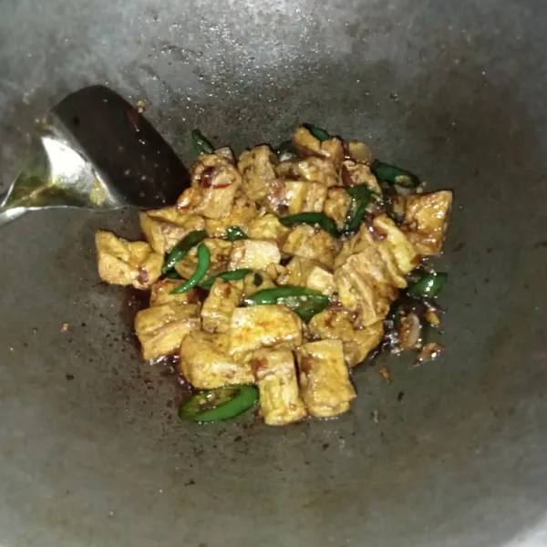 Masak hingga meresap, koreksi rasanya dan jika sudah pas siap untuk disajikan.