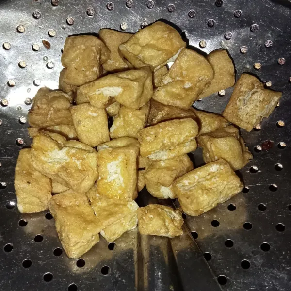 Potong-potong tahu dan goreng hingga matang, angkat dan tiriskan.