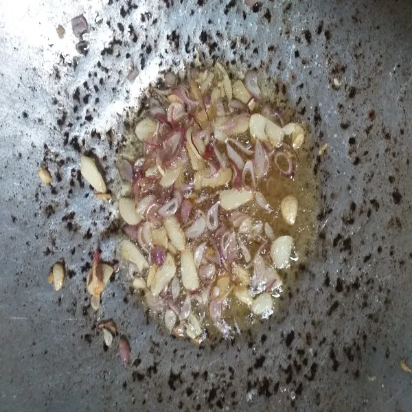 Masak bawang hingga harum, kemudian masukan garam dan gula.