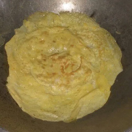 Kocok lepas telur yang sudah dibumbui lalu dadar tipis dengan sedikit minyak