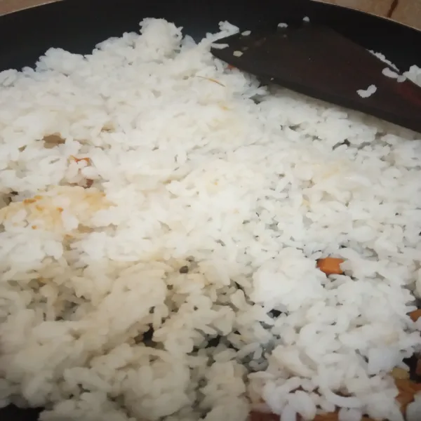 Masukkan nasi putih.