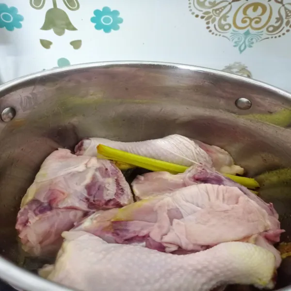 Masukkan ayam, lalu aduk-aduk, tumis hingga ayam berubah warna.