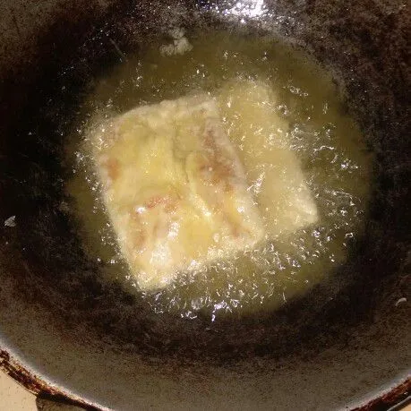 Tepuk tepuk telur agar sisa tepung keringnya turun lalu goreng sampai kuning kecoklatan lalu tiriskan