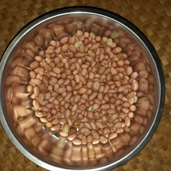 Bersihkan dan pilih kacang tanah yang berkualitas bagus.