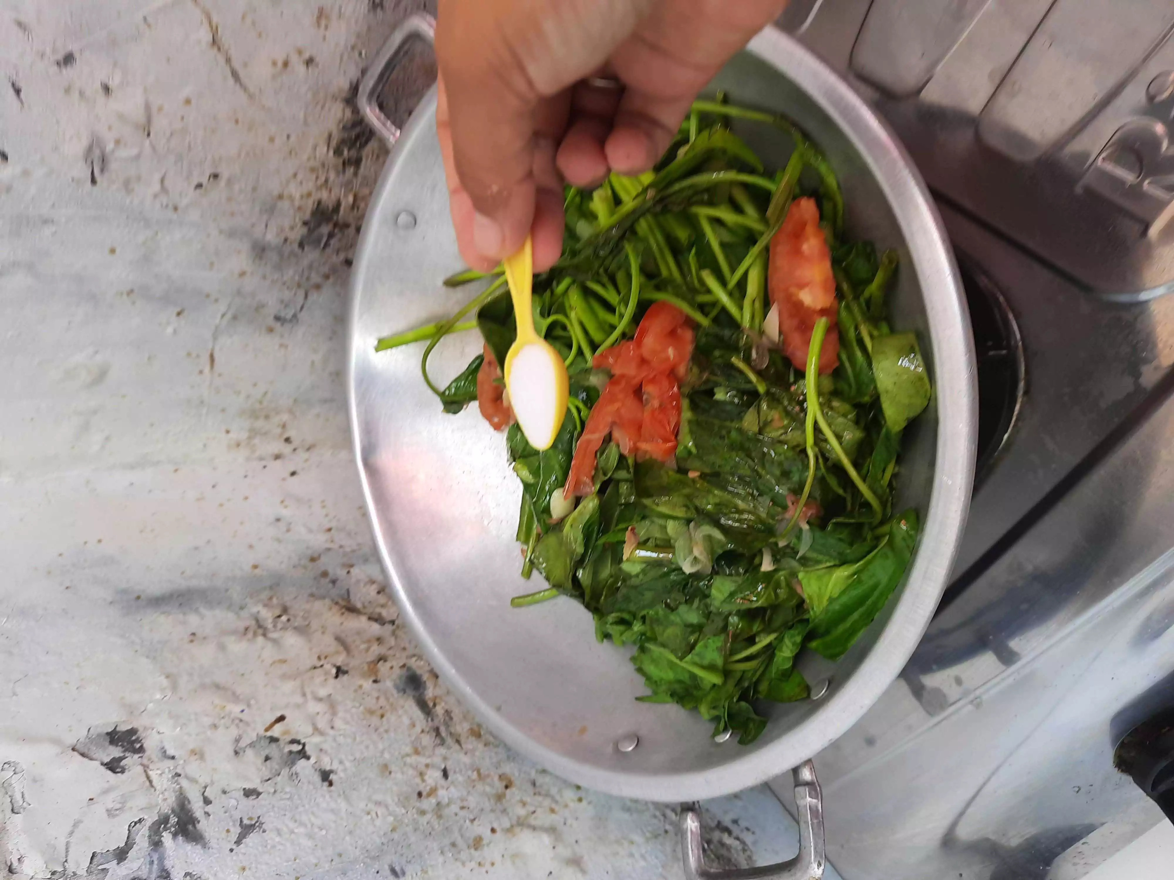 Step 3 Kangkung Bumbu Tomat Merekah