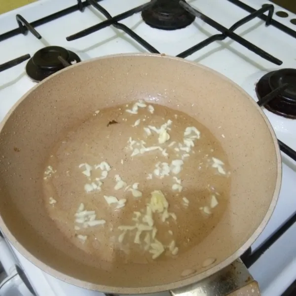 Panaskan minyak secukupnya, tumis bawang putih hingga harum