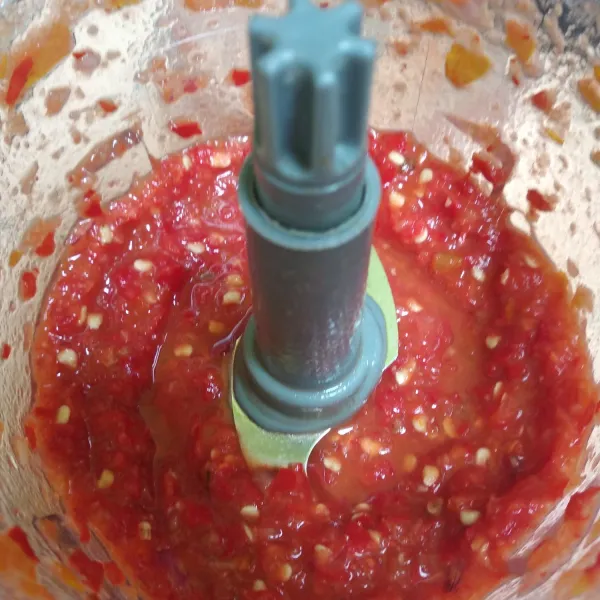 Blender cabai, bawang, tomat dan terasi bersama sedikit air
