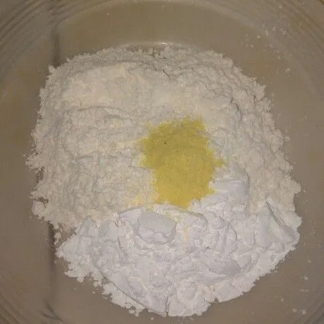 Campur bahan tepung lalu sisihkan 3 sdm tepung bumbu untuk bahan basah