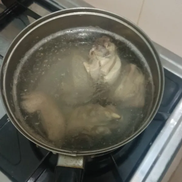 Rebus ayam hingga mendidih kemudian buang airnya