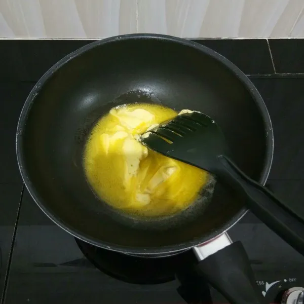 Lelehkan margarin dalam panci/wajan.