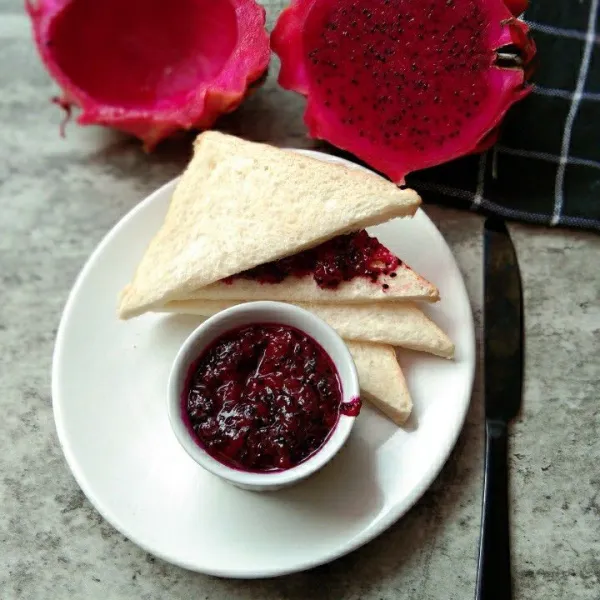 Siapkan roti tawar, isi bagian dalamnya dengan selai buah naga, sajikan