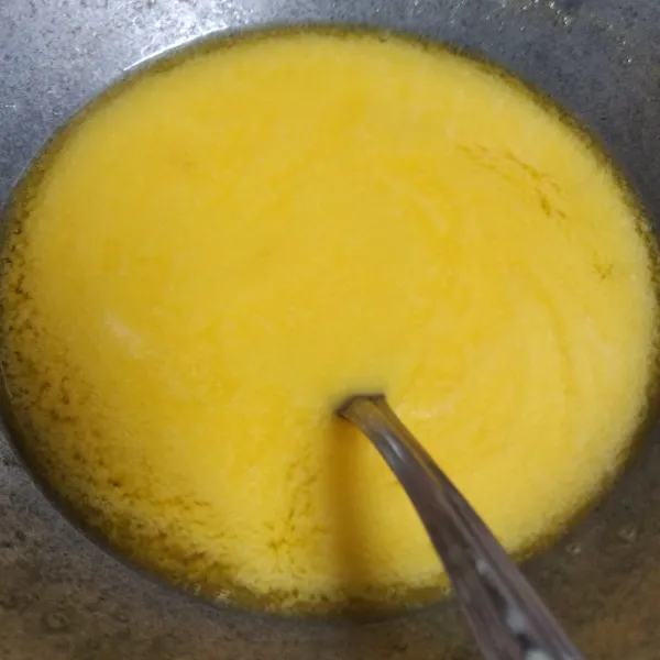 Lelehkan margarin dengan cara di tim.