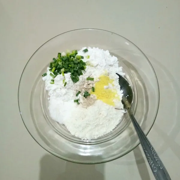 Campur tepung tapioka, tepung terigu, bawang putih bubuk, merica bubuk, kaldu bubuk, garam, dan daun bawang. Aduk rata.