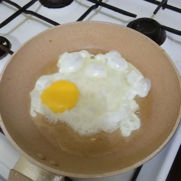 Ceplok telur hingga matang, tiriskan