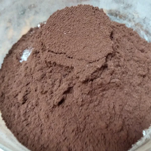 Ayak tepung terigu dan cokelat bubuk bersama garam.