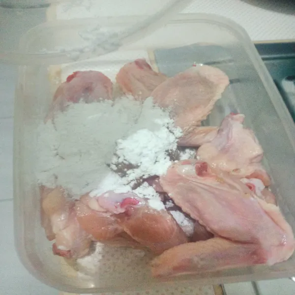 Masukkan bumbu marinasi ke wadah ayam. Campur rata sambil dipijit-pijit ke ayam. Diamkan sekitar 30 menit agar bumbu meresap ke dalam daging ayam.