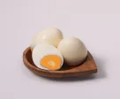 1 butir telur rebus belah dua