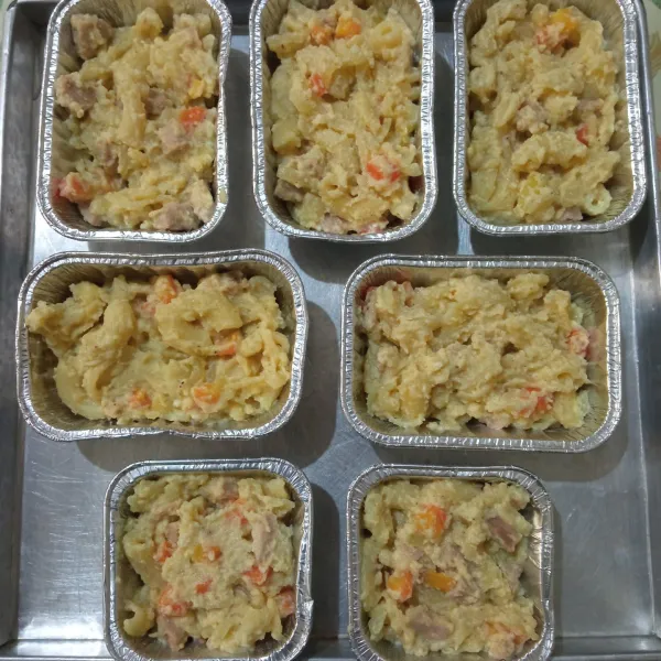 Masukkan macaroni kedalam cetakan aluminium foil.