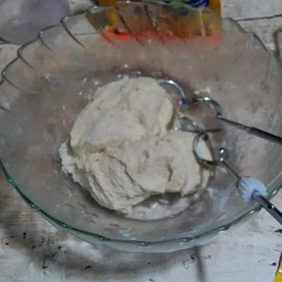 Masukan margarin dan garam. Uleni hingga kalis elastis.