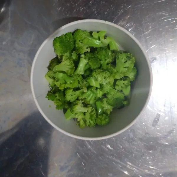 Didihkan secukupnya air. Masak brokoli 45 detik saja. Tiriskan, cincang kasar.