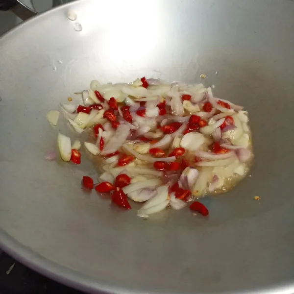 Panaskan minyak lalu masukkan cabai, bawang putih, bawang merah dan bawang bombay, tumis hingga harum.