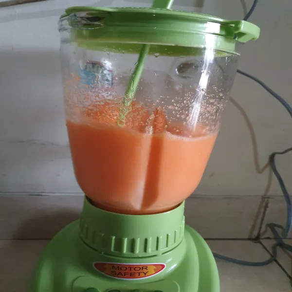 Blender selama 3 menit dan tambahkan 1 sachet susu kental manis.