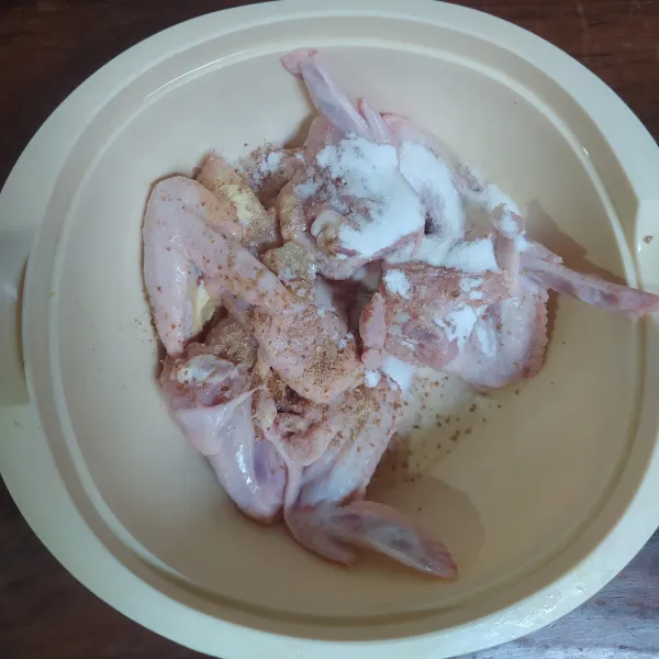 Cuci bersih ayam, kemudian beri bumbu marinasi. Campur sambil dipijat-pijat. Pindahkan ke dalam wadah kedap udara lalu simpan di freezer minimal selama 8 jam agar bumbu meresap sempurna. Saat akan di goreng, keluarkan ayam dan biarkan sampai suhu ruang.