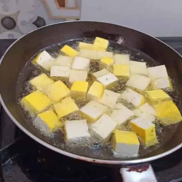 Potong2 tahu, panaskan minyak. Goreng tahu sebentar (asal matang), angkat dan tiriskan.