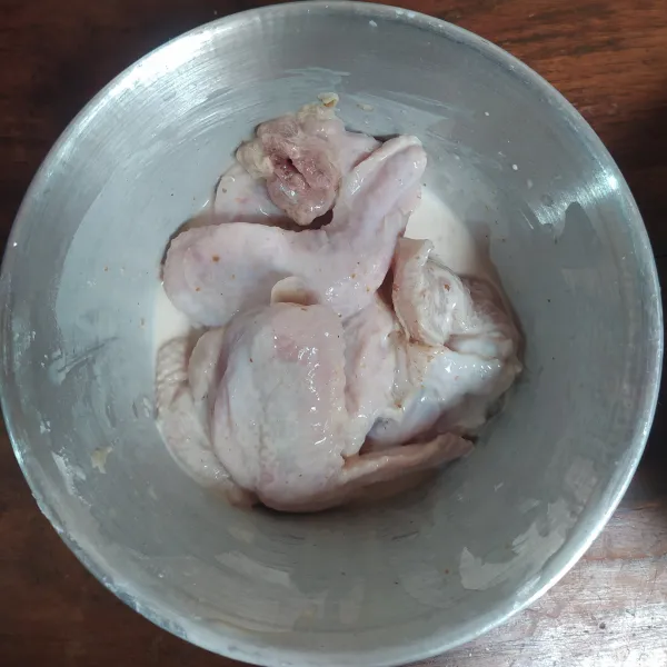 Buat tepung basah dari 3 sdm tepung bumbu, beri air secukupnya. Lalu masukkan ayam, ratakan.