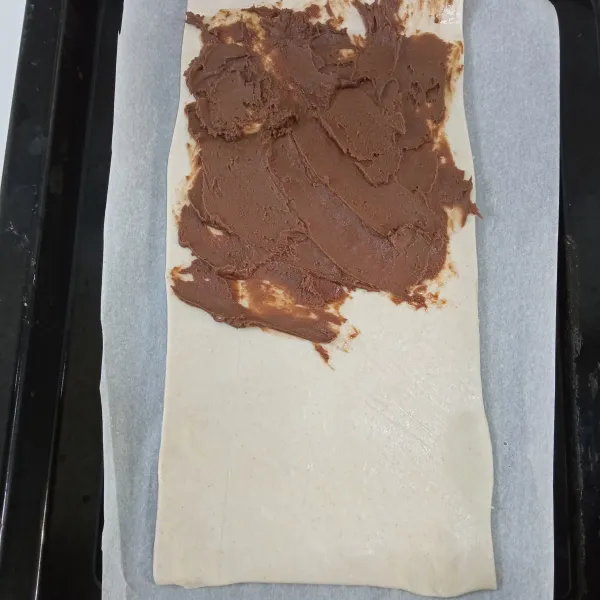 Olesi puff pastry dengan nutella.