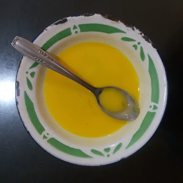 Larutan fiber creme + kuning telur --> aduk rata.