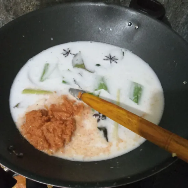 Tambahkan bumbu halus, aduk rata lalu nyalakan api. Masak sambil diaduk hingga mendidih.