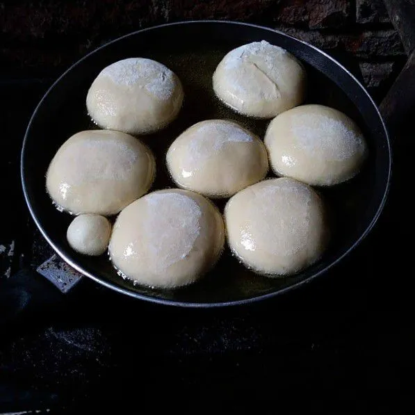 Panaskan minyak goreng. Goreng bomboloni dengan api kecil sekali balik. Setelah berwarna golden brown. Angkat dan tiriskan.