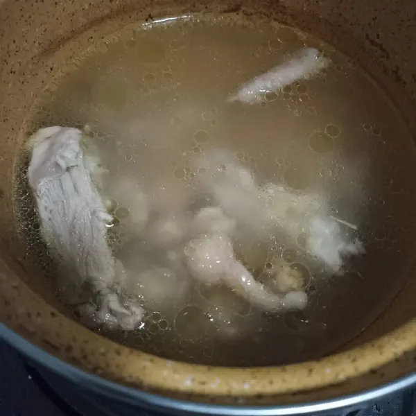 Rebus ayam di dalam air mendidih bersama dengan garam dan ketumbar bubuk selama 15 menit.