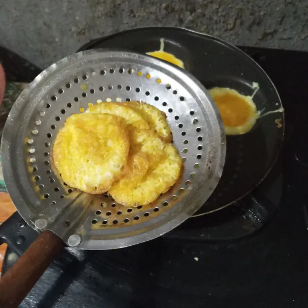 Dadar telur dalam wajan kecil. Angkat.